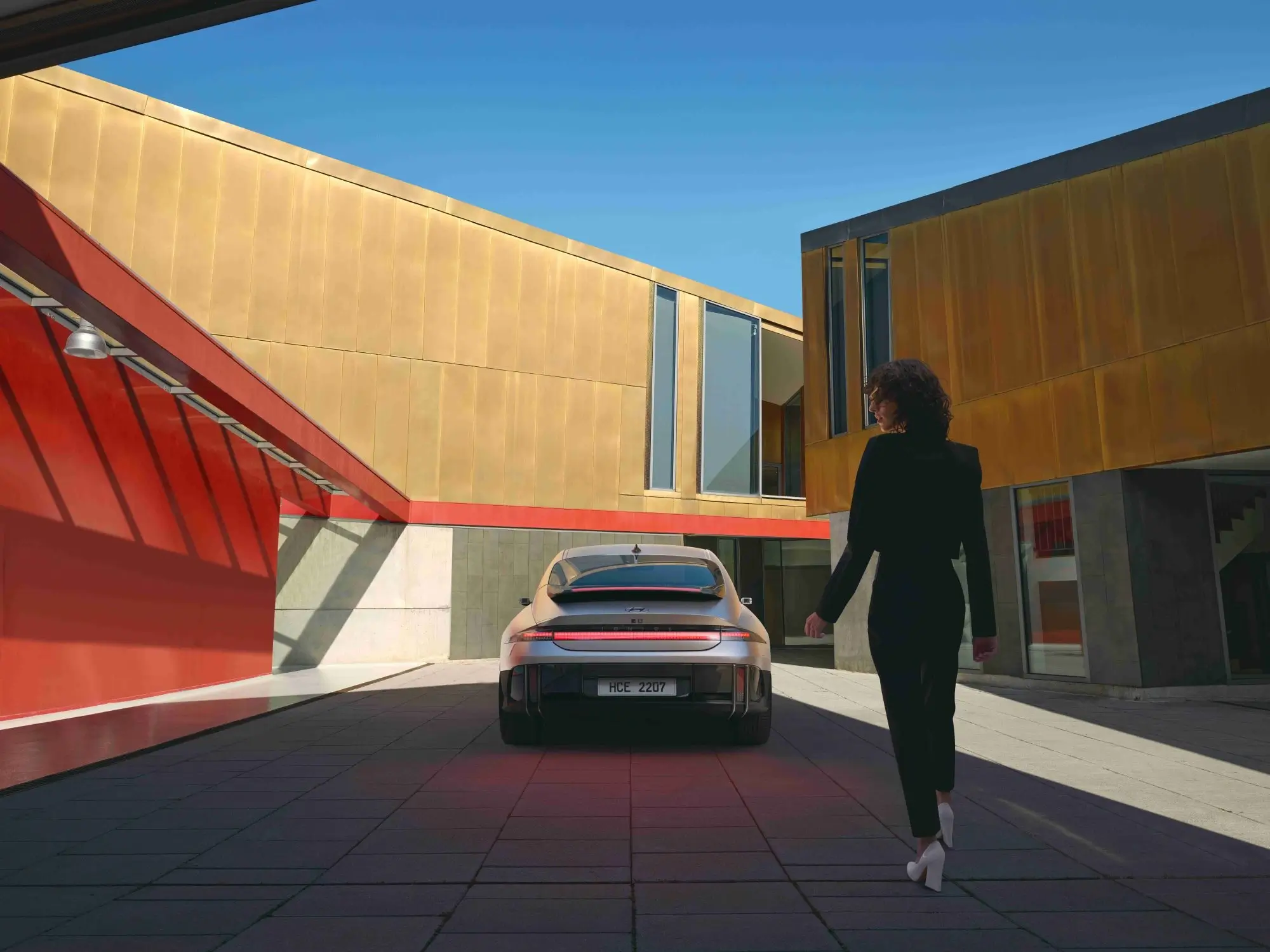 ioniq6-ce-highlights-gallery-00-rear-view-of-parke