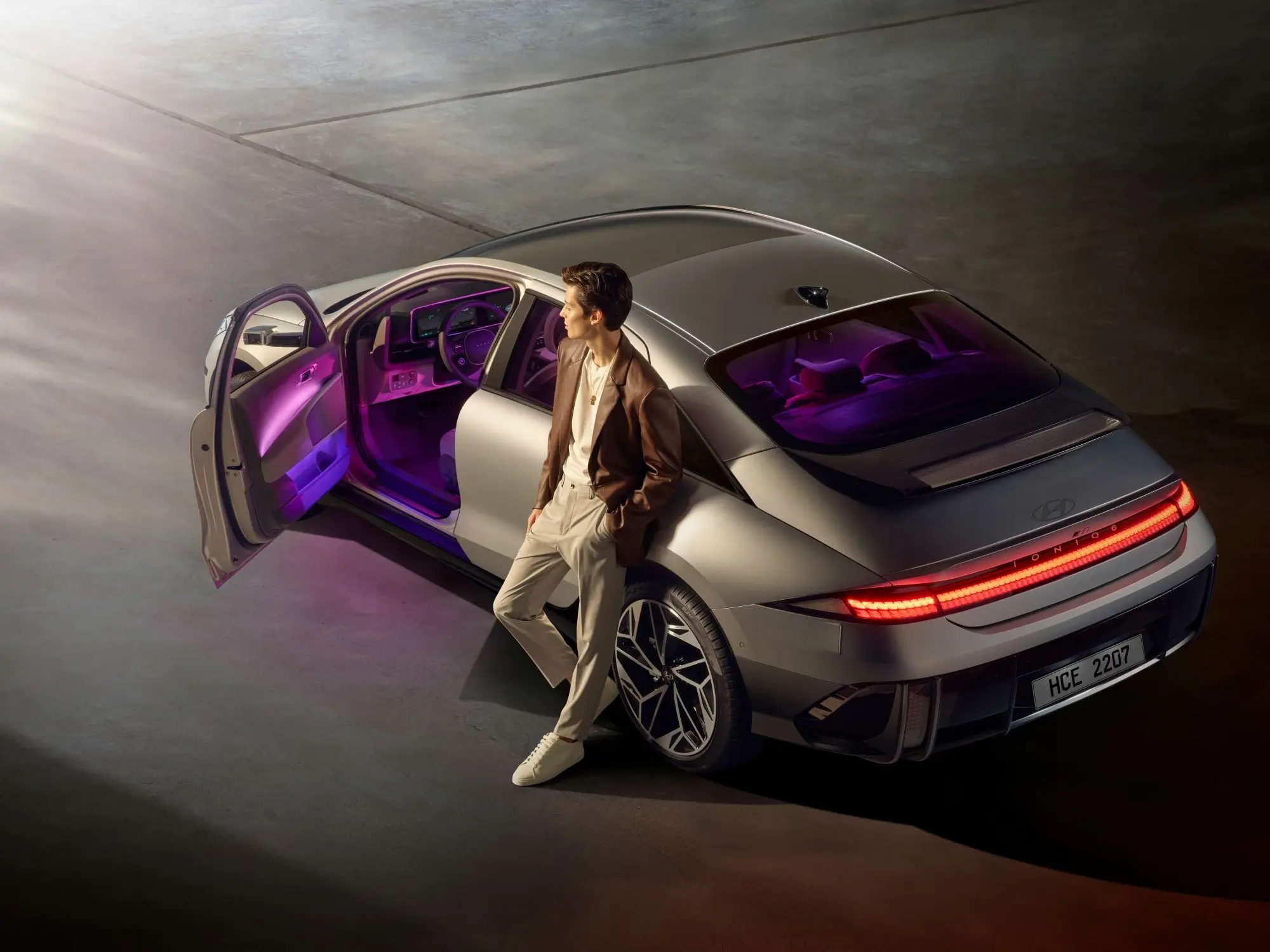 ioniq6-ce-highlights-gallery-07-man-leaning-on-lef