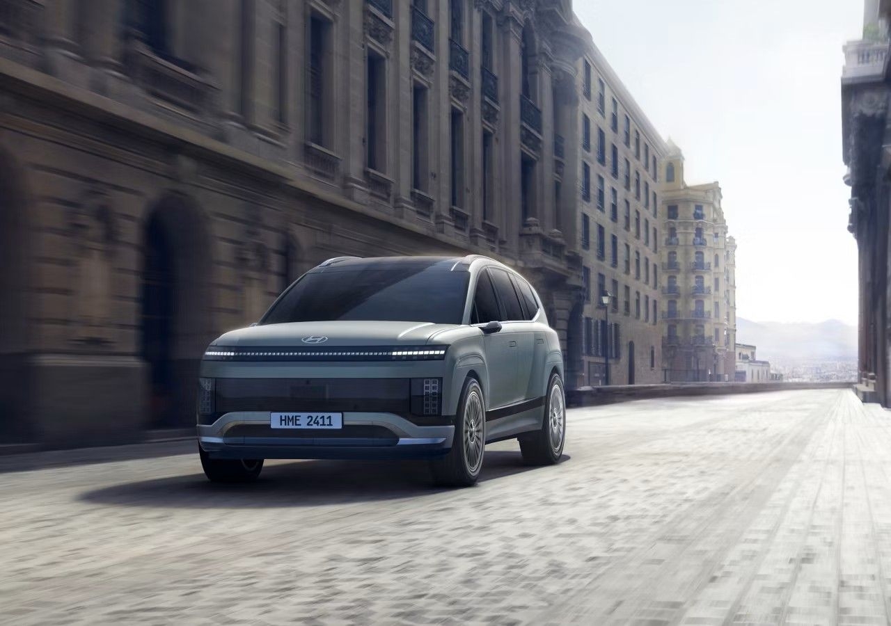 Hyundai ioniq 9 2024 exterior front quarter drivin